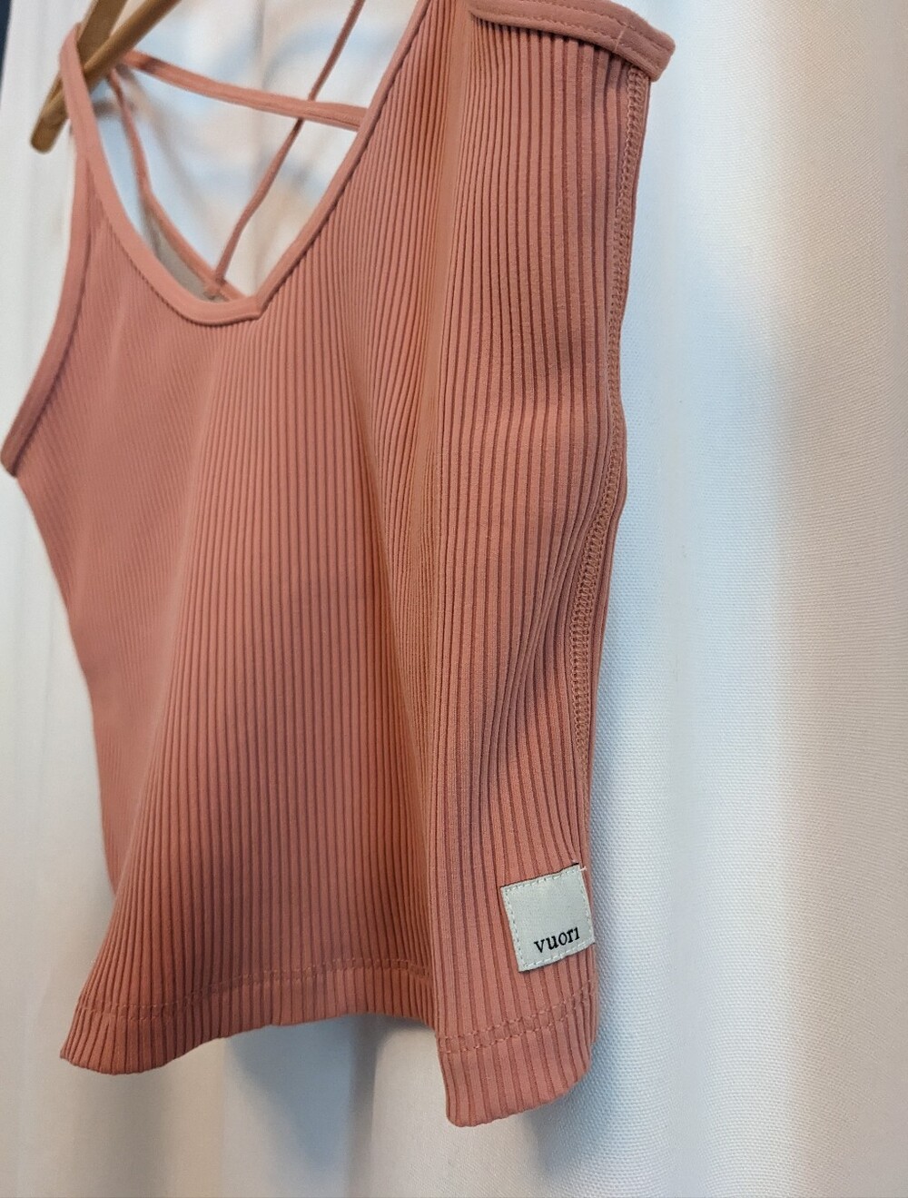 VUORI Rib Crop Tank Women's Medium Built in Bra Athletic Yoga Light Cinnamon